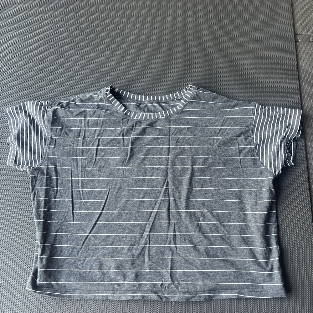 Lululemon crop tshirt size 6